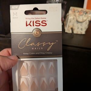 KISS Classy Nails in Elegant Nude